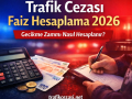 Trafik cezası faiz hesaplama 2026 görseli – gecikme zammı hesaplama, hesap makinesi ve trafik polisi temalı
